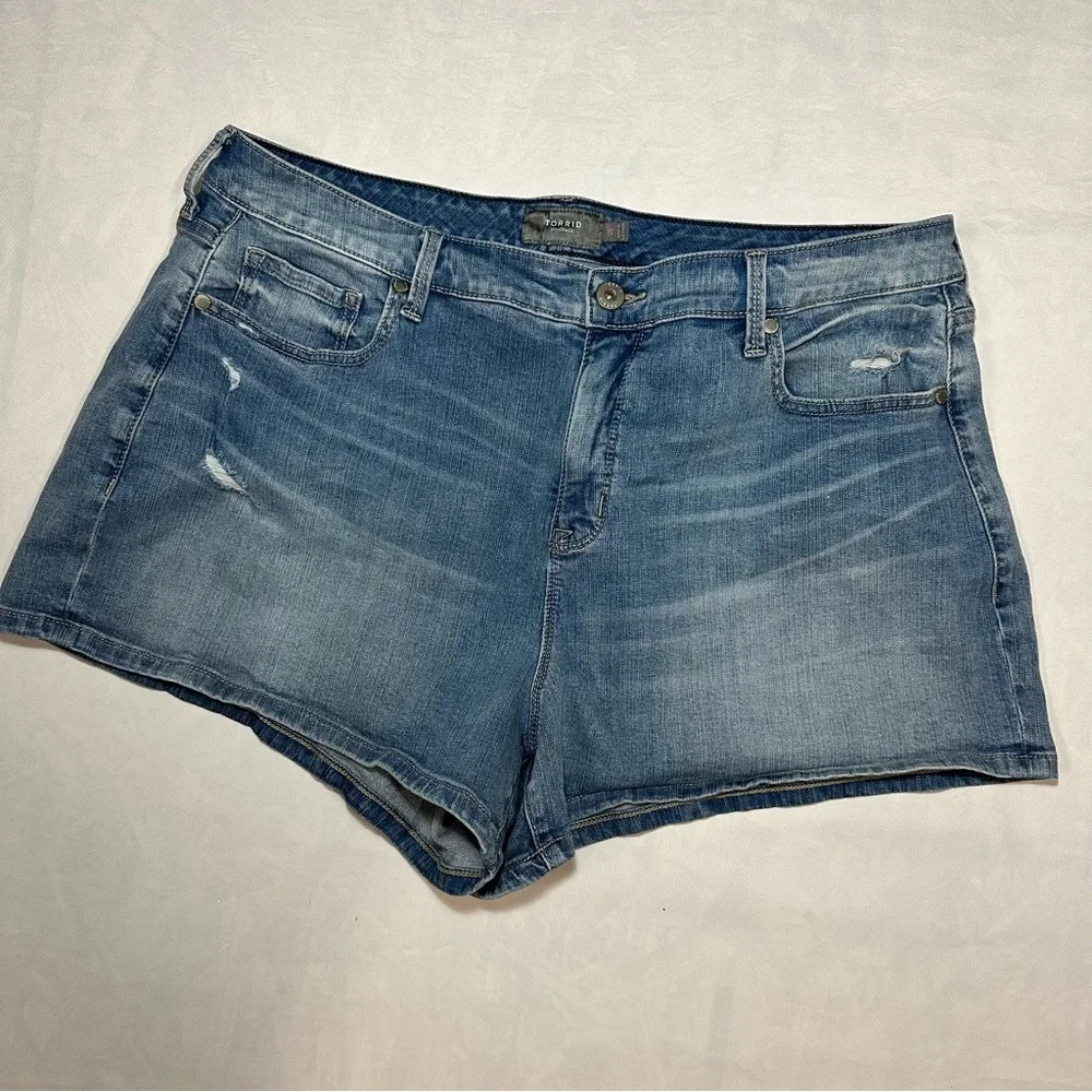 Torrid Mid-Rise shortie Medium Wash Distressed Denim Shorts - Size 18
